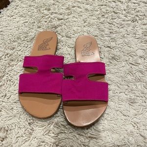 Women’s flat sandals